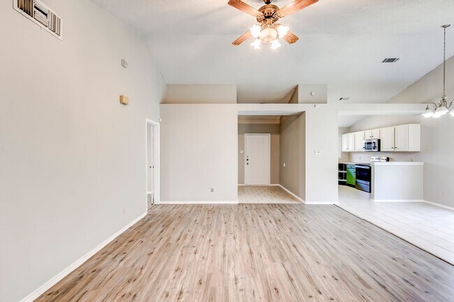 Building Photo - 2015 Newton Dr
