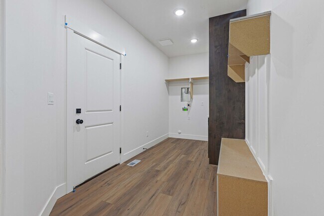 Building Photo - B532AG