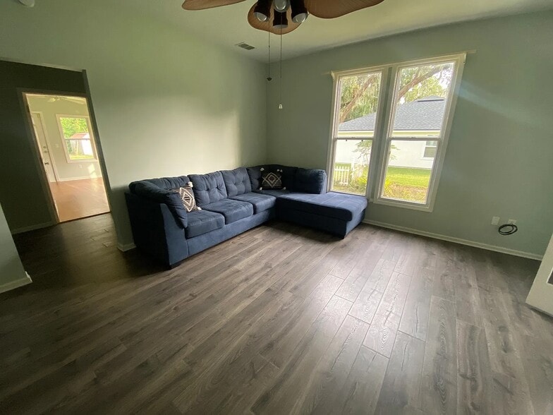 Building Photo - 2133 Doane St