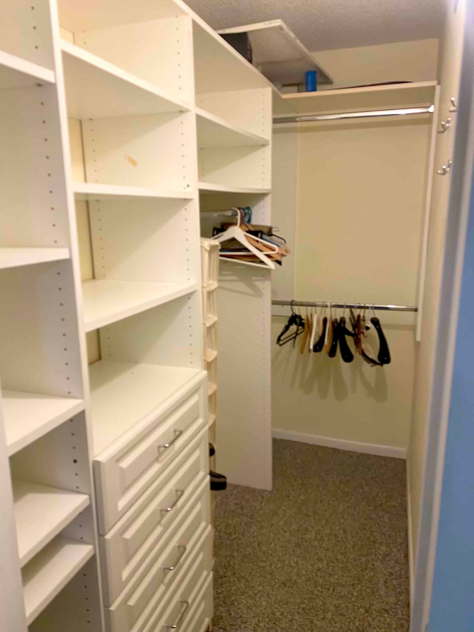 Walk-in closeth - 3004 Cornwall a