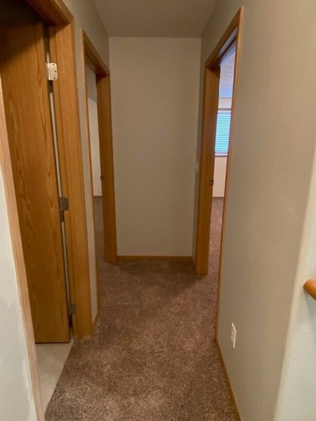 Building Photo - Comfortable 4 Bedroom with Garage & Fenced Yard for Rent!