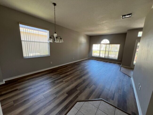 Building Photo - 4 bedroom 2 bath home Near UCF Lawn Servic...