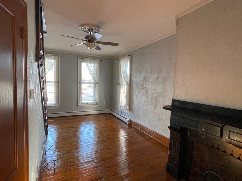 Living room - 156 S Broad St