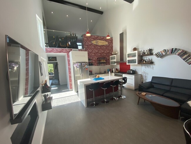 Building Photo - 18003 Tiara St