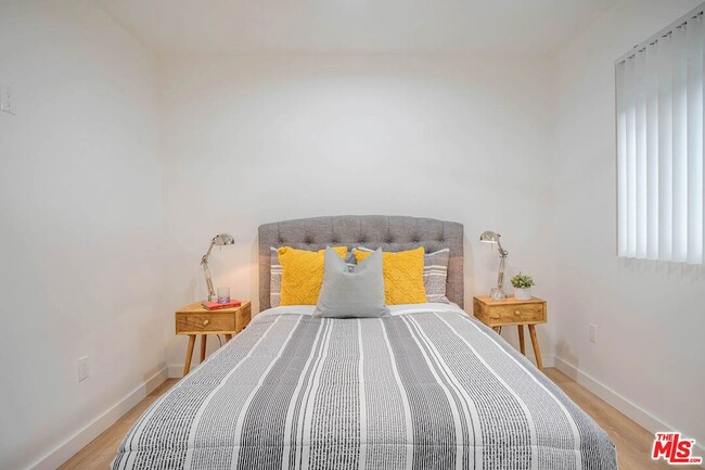 Building Photo - 6244 De Longpre Ave