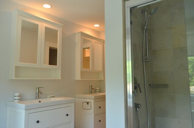 Building Photo - Annisquam Rental on the Water: Chester Square