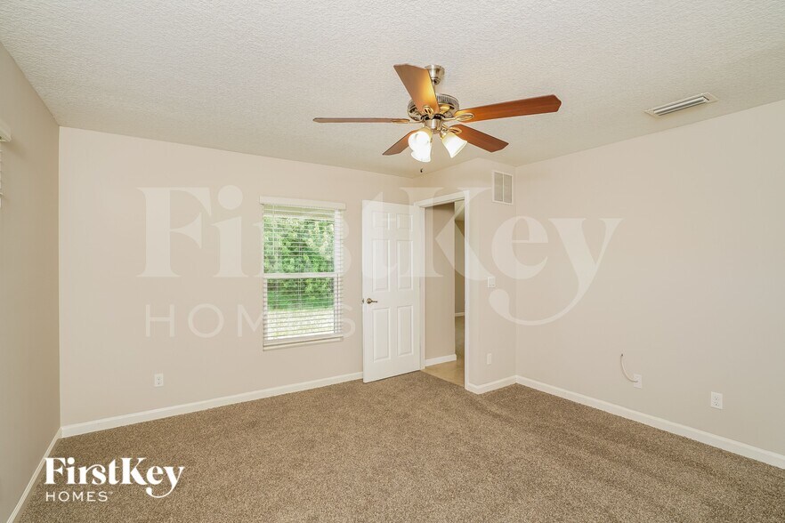 Building Photo - 4285 SW Walker St