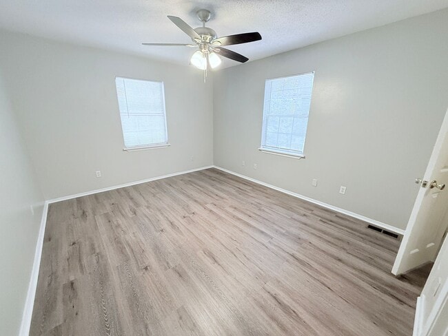 Building Photo - 2/2 House 1 mile from campus and the square