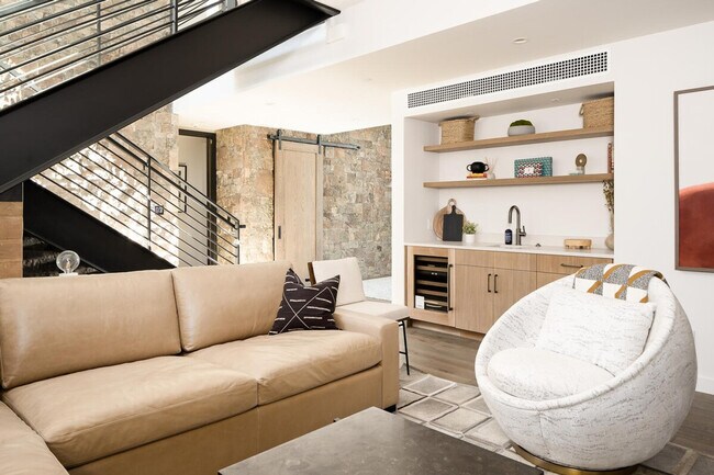 Building Photo - 10 Tree Line Ln