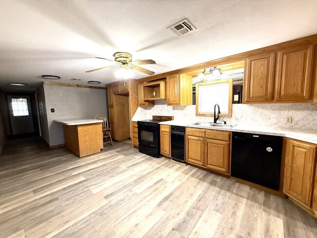 Building Photo - 52 Landmark Rd