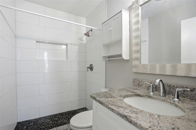 Building Photo - 727 N Himes Ave