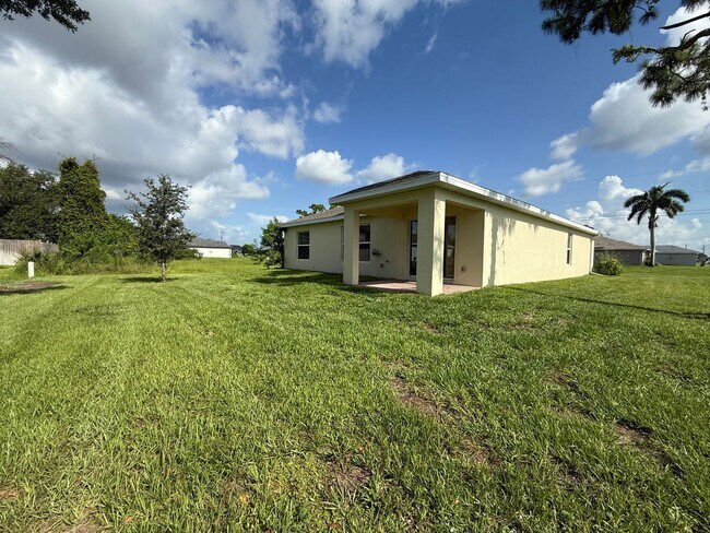 Building Photo - 1108 NE 36th Ln