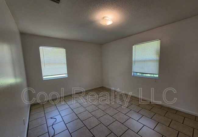 Building Photo - 227 SE Colburn Ave