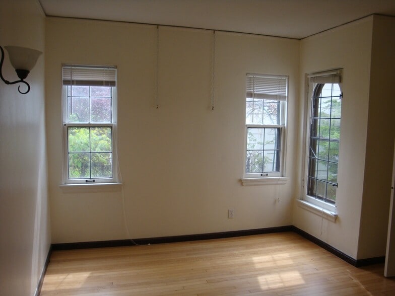 Master Bedroom - 2206 E Stratford Ct
