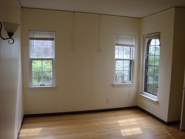 Master Bedroom - 2206 E Stratford Ct