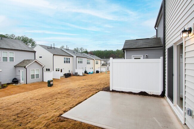 Building Photo - Modern & Charming 3-Bedroom Townhome in Durham!