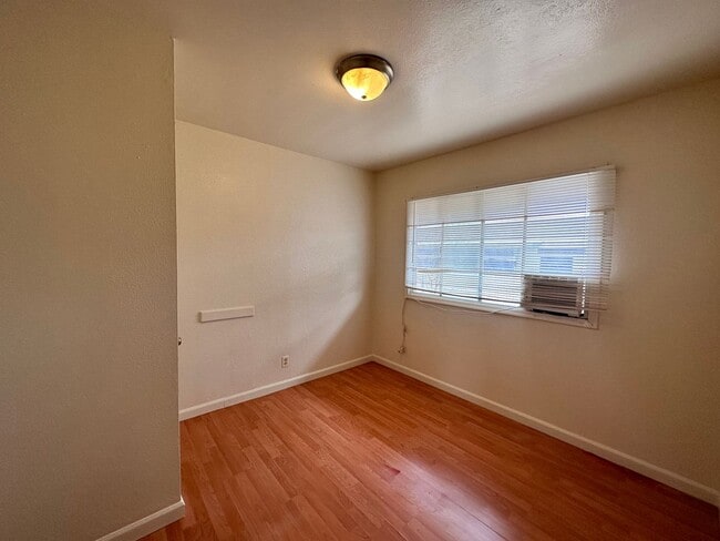 Building Photo - Cute 2 Bedroom Apartment!