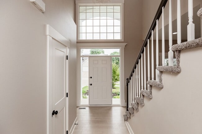 Building Photo - THOUGHTFULLY UPDATED!! 4 Bedroom, 3 Bathroom Home in Urbandale!