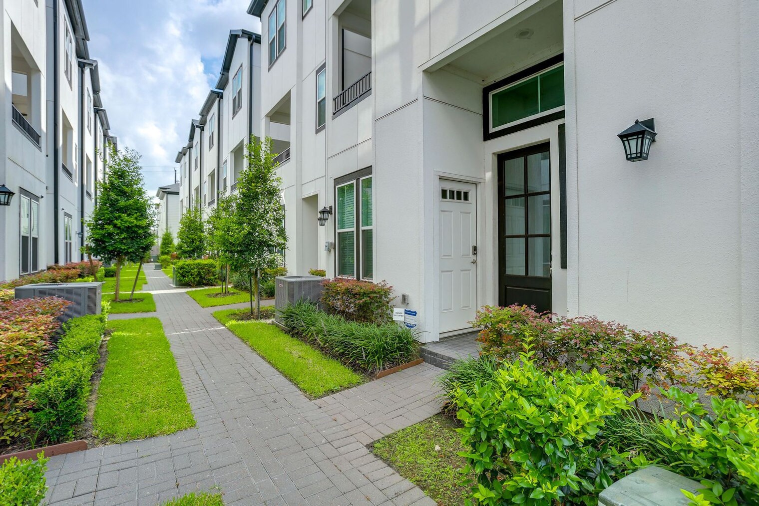 Building Photo - 2716 Grand Fountains Dr
