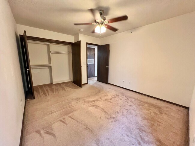 Building Photo - ?Cute Upstairs Condo Near Quail Springs Ma...