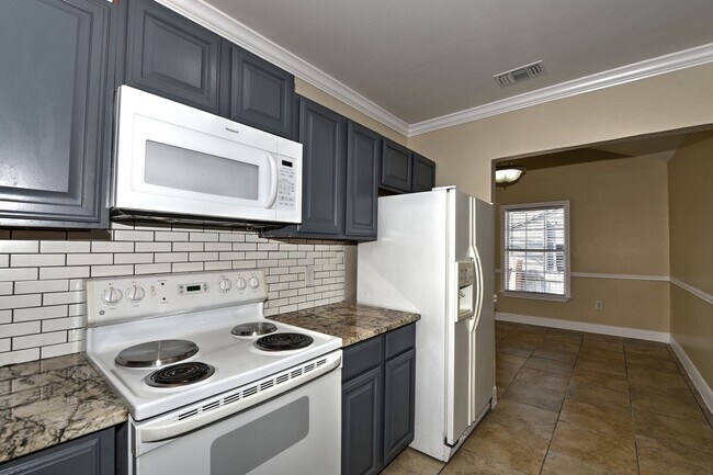 Building Photo - Stylish and Spacious 4-Bedroom Home PLUS C...