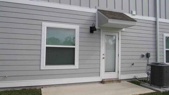 Building Photo - 1635 Iroquois Ct