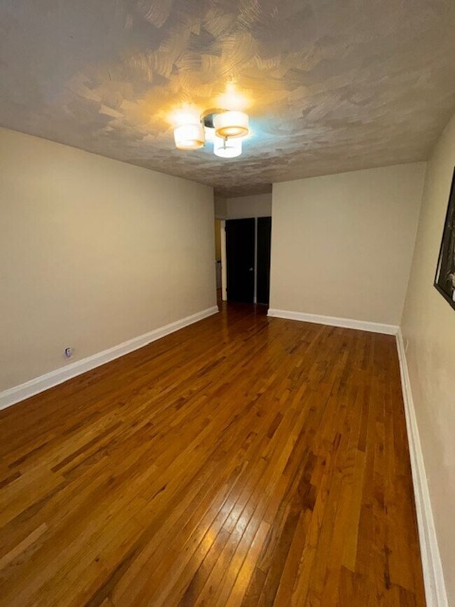 Building Photo - Charming 1 Bedroom Apt
