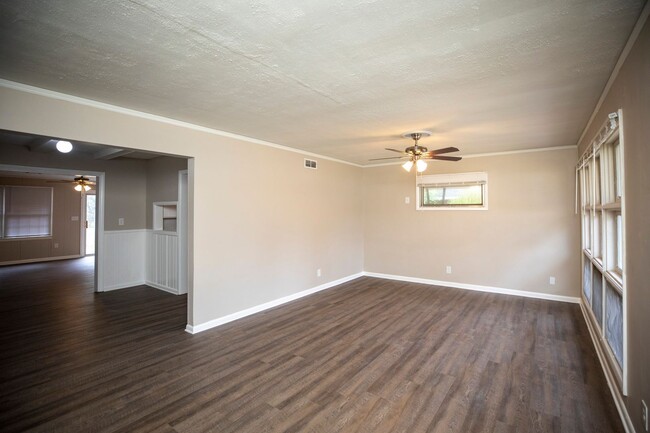 Building Photo - ** 4 Bed 2 Bath located in Rosemont Height...