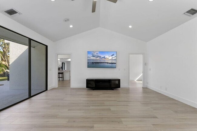 Building Photo - 150 Lucina Dr