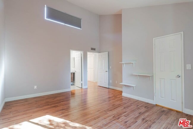 Building Photo - 13959 Victory Blvd