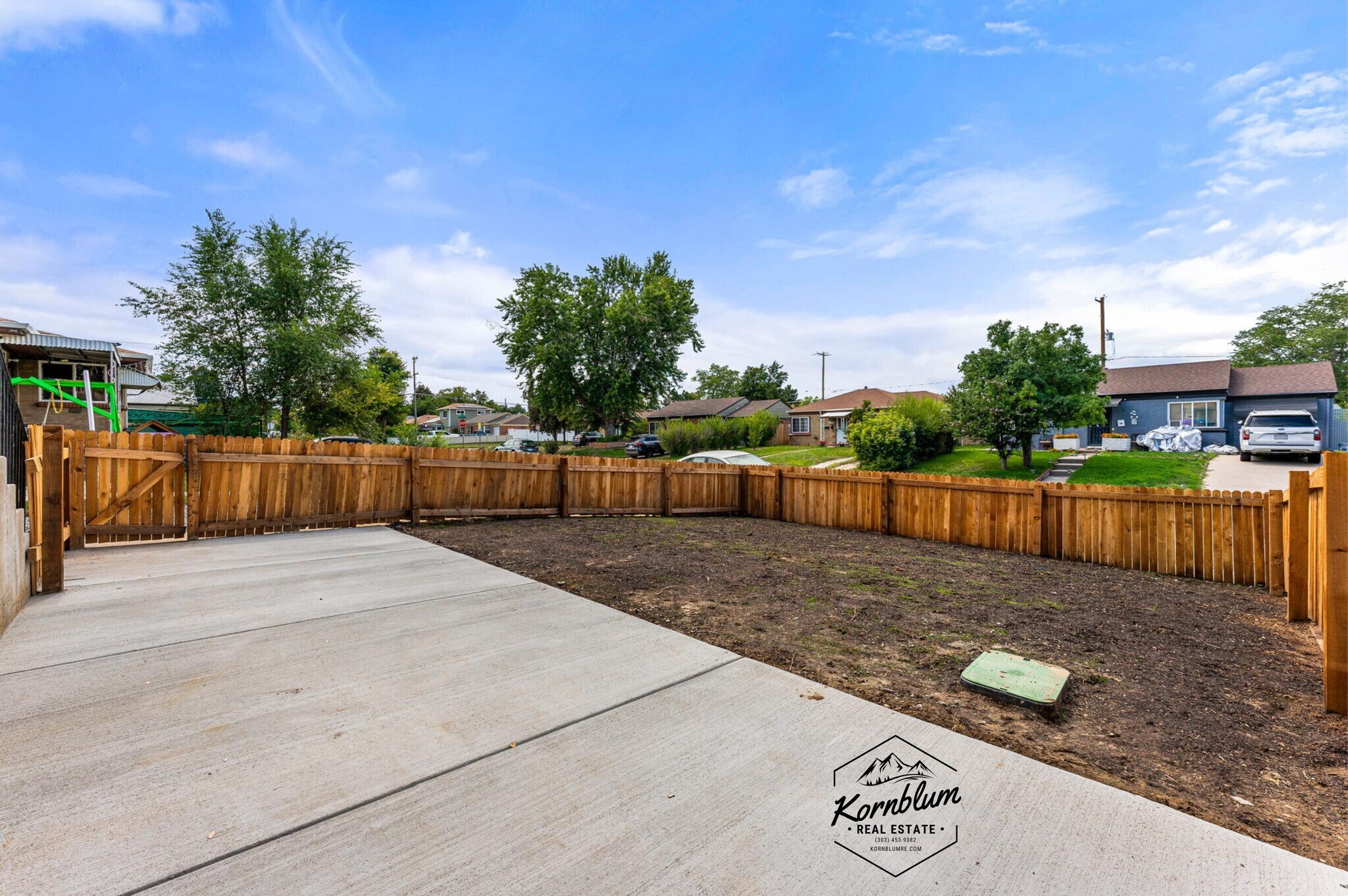 Private yard and patio - 3528 Krameria St