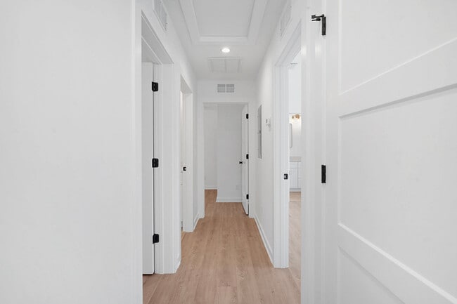 Building Photo - 988 W 9th St