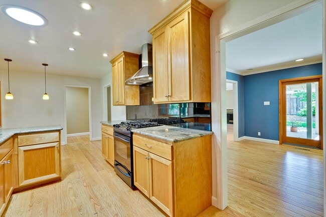 Building Photo - Excellent 3 Bedroom 2 Bath In A Great Neig...