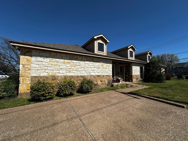 Building Photo - 5 Bedroom Near Campus