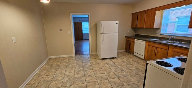 Building Photo - 121 McArthur Dr