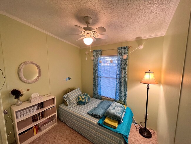 Building Photo - Recently renovated-3 bedroom/2 bathroom home-fully furnished-located in Tanglewood Subdivision