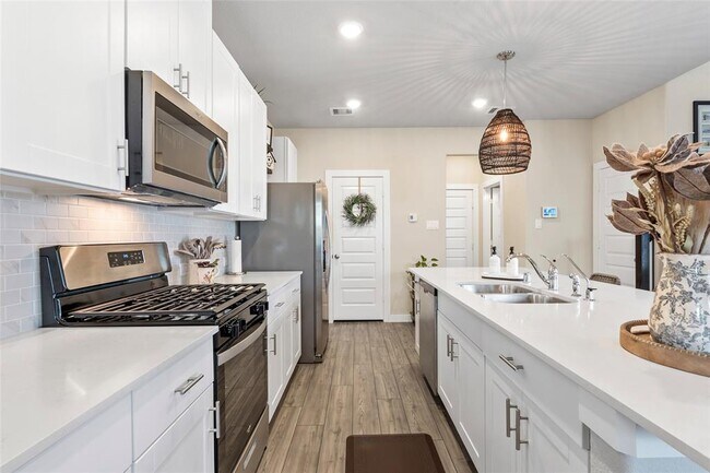 Building Photo - 614 Seabreeze Dr
