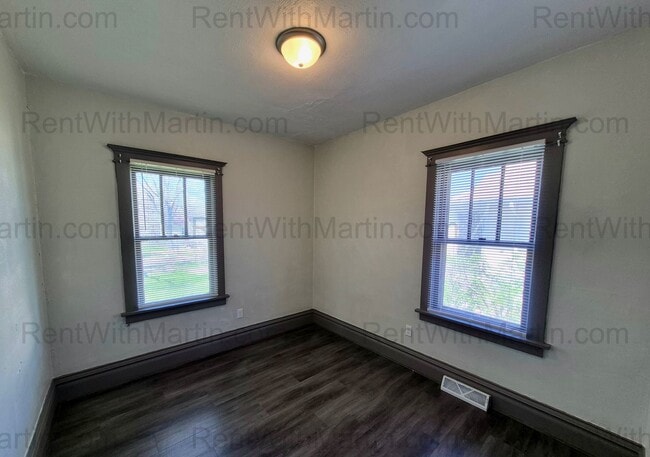 Building Photo - FOR RENT- Beautifully Updated Home Near Golf Course on 4th! Pets ok!!