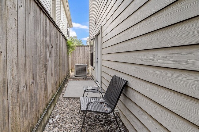 Building Photo - 5838 Larkin St