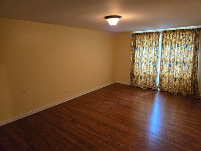Building Photo - 2S663 Ave Normandy E