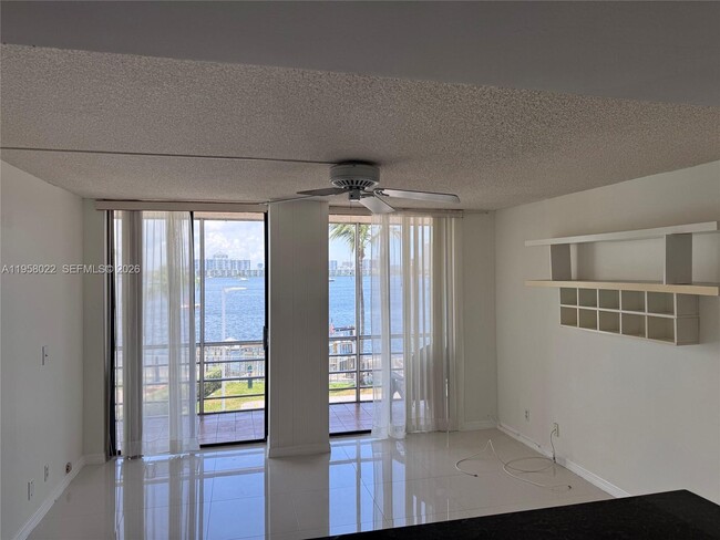 Building Photo - 2821 N Miami Beach Blvd