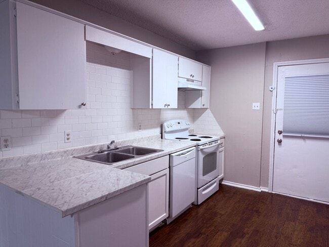 Building Photo - 2400 Alexander Ave