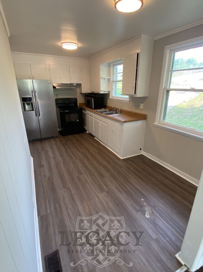 Building Photo - 2229 Maplecrest Dr
