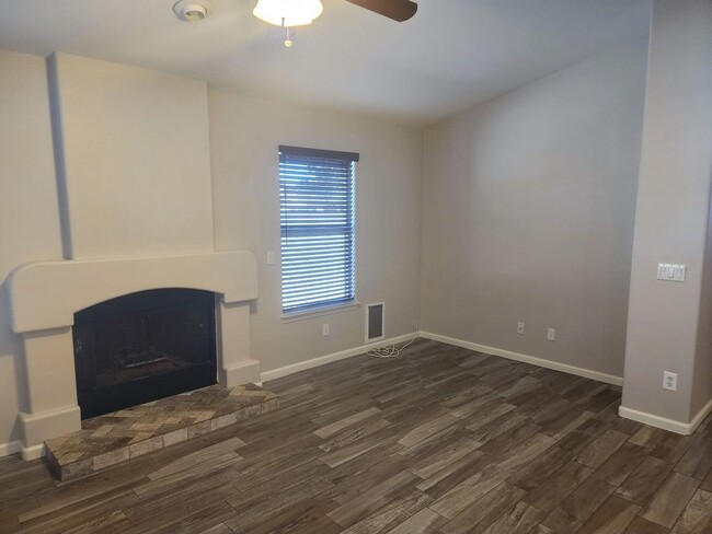 Building Photo - 4 Bedroom Home in the Silverhawke Communit...