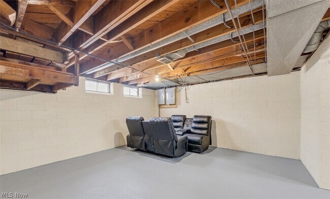 Building Photo - 10725 Vernon Ave
