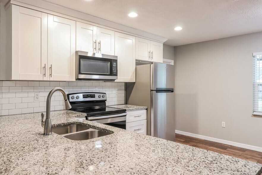 Building Photo - 3014 N Pineway Dr