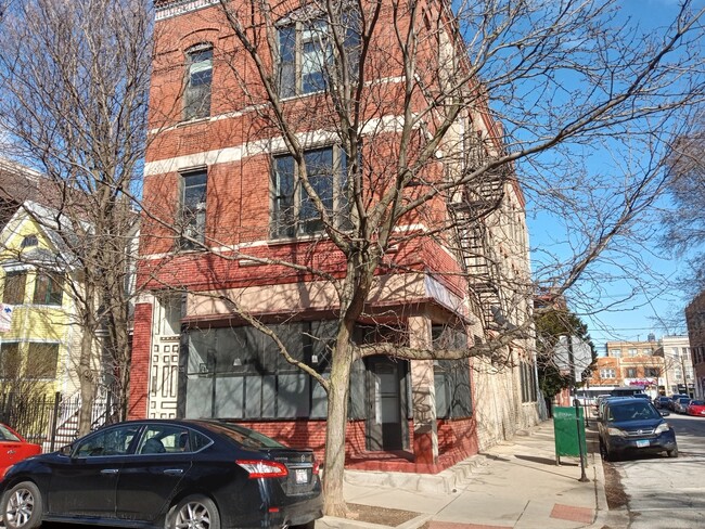 Primary Photo - 1049 N Marshfield Ave
