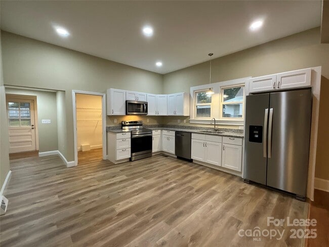 Building Photo - 516 W 7th St