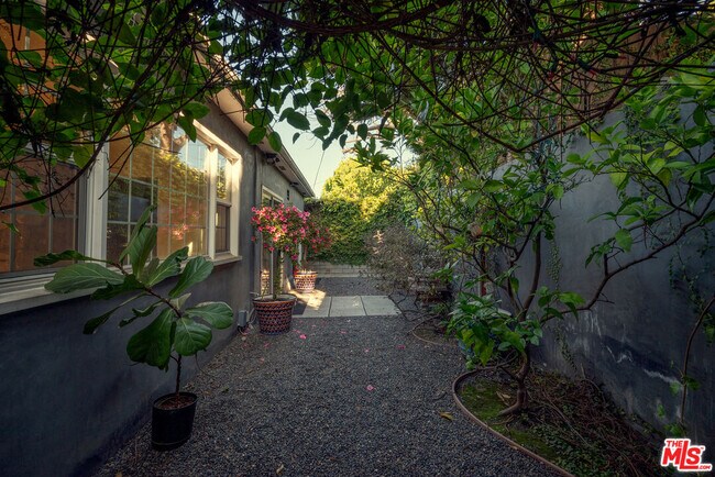 Building Photo - 4141 Verdugo View Dr