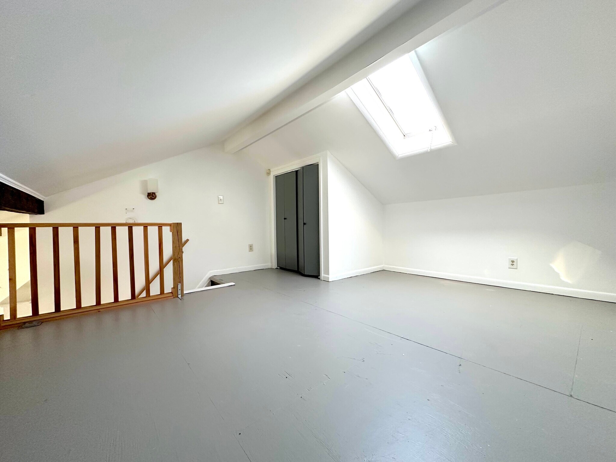 Building Photo - 112 1st St